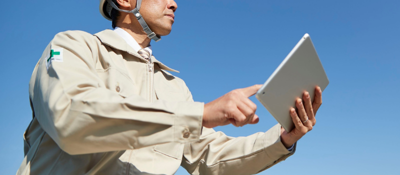 作業員が動画検索しているイメージ